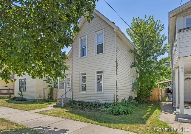 Photo 3 of Single family home for sale at 927 Davis Ave NW, Grand Rapids, MI 49504 | MLS# 65026035844 | Listing updated on 2026-09-09