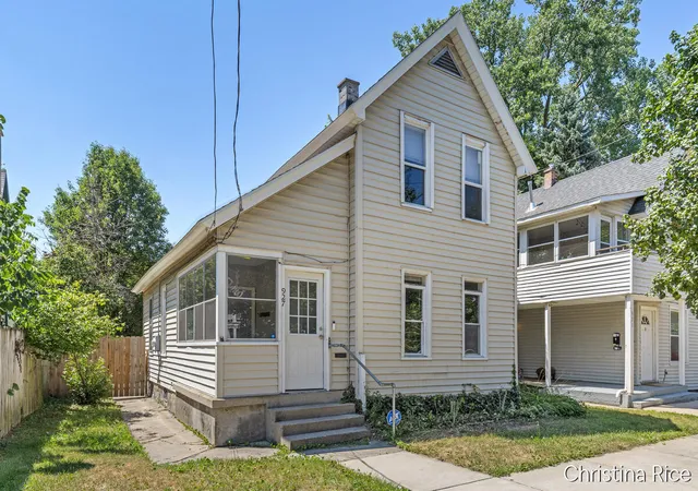 Photo 4 of Single family home for sale at 927 Davis Ave NW, Grand Rapids, MI 49504 | MLS# 65026035844 | Listing updated on 2026-09-09