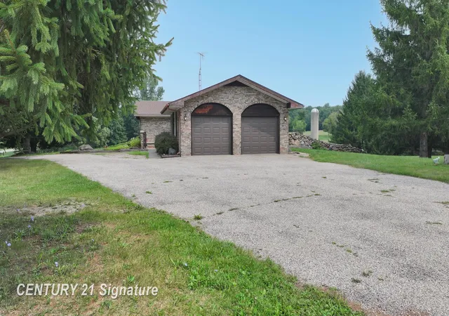 Photo 5 of Single family home for sale at 2995 Lyons Rd, Owosso, MI 48867 | MLS# 5050214854 | Listing updated on 2026-08-17