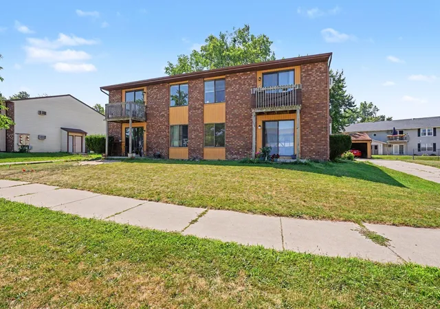 Listing Photo 2 - Condo for sale in building located at 1134 Country, Holland, MI 49423 - Unit #1-4