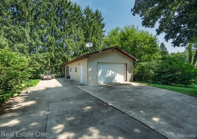 Photo 2 of Single family home for sale at 5055 Eastbrook Ct, Shelby Township, MI 48316 | MLS# 20261054163 | Listing updated on 2026-09-08