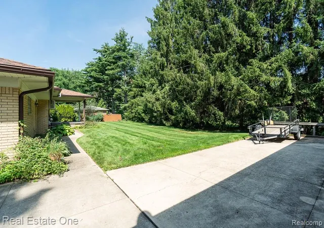 Photo 3 of Single family home for sale at 5055 Eastbrook Ct, Shelby Township, MI 48316 | MLS# 20261054163 | Listing updated on 2026-09-08