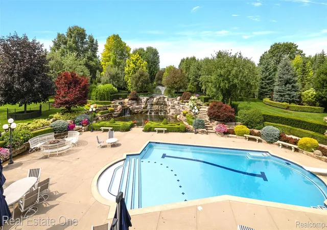 Photo 3 of Mansion for sale at 5250 Orchard Ridge Dr, Rochester, MI 48306 | MLS# 20261054203 | Listing updated on 2026-08-23