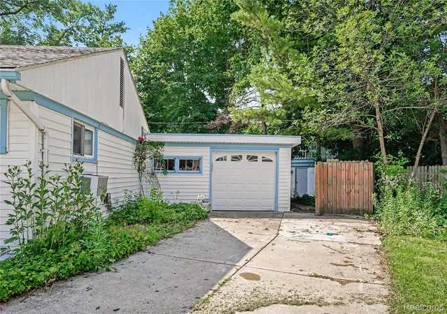 4th image of 29655 Winter Ct, Garden City, MI 48135 | MLS# 20261054204