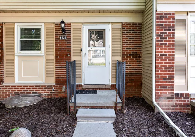 3rd image of 5232 Breeze Hill Pl, Troy, MI 48098 | MLS# 20261054225