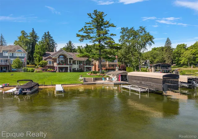 Photo 1 of Single family home for sale at 565 Shady Oaks St, Lake Orion, MI 48362 | MLS# 20261054239 | Listing updated on 2026-09-15
