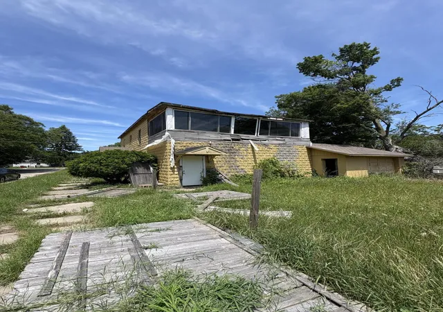 3rd image of 817 Thresher Ave, Benton Harbor, MI 49022 | MLS# 69026035925
