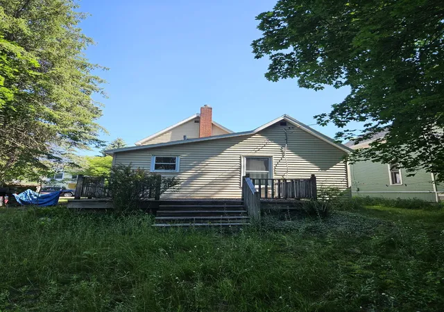 Photo 3 of Single family home for sale at 905 W 7th Street, Traverse City, MI 49684 | MLS# 78080071075 | Listing updated on 2026-07-27