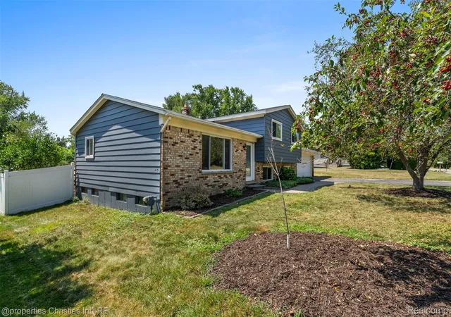 5th image of 4881 Greer Rd, West Bloomfield, MI 48324 | MLS# 20261054348