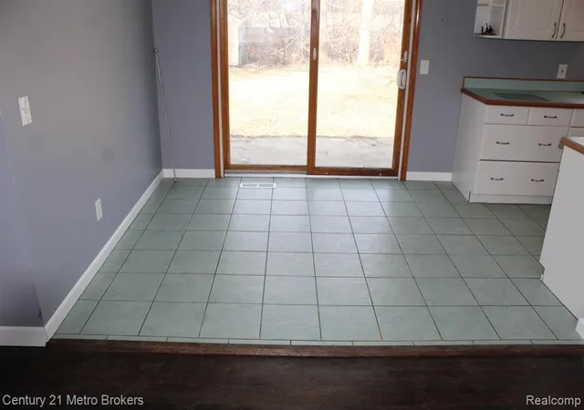 5th image of 3509 Ridgecliffe Dr, Flint, MI 48532 | MLS# 20261054420