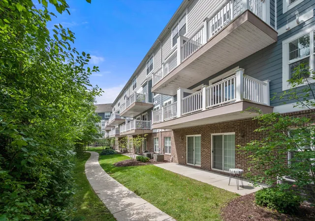 Listing Photo 2 - Condo for sale in building located at 2557 W Towne St, Ann Arbor, MI 48103 - Unit #