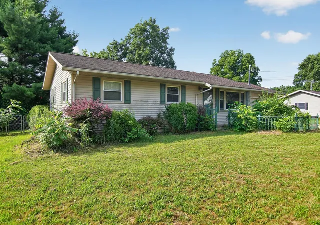 2nd image of 3015 John Glenn Dr, Jackson, MI 49201 | MLS# 81026036036