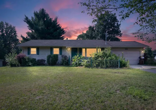 33rd image of 3015 John Glenn Dr, Jackson, MI 49201 | MLS# 81026036036