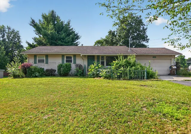 3rd image of 3015 John Glenn Dr, Jackson, MI 49201 | MLS# 81026036036