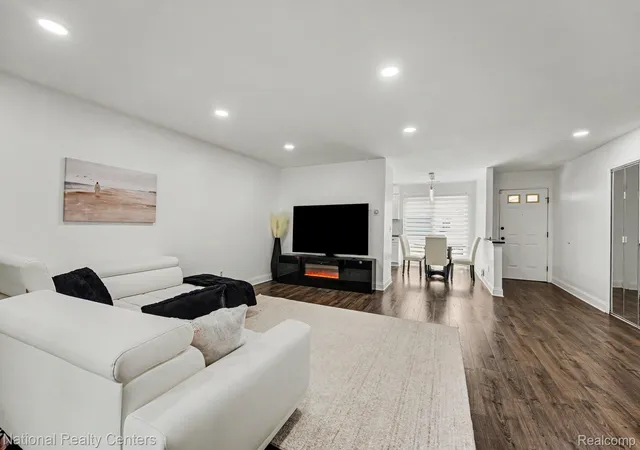 Listing Photo 4 - Condo for sale in building located at 45277 Universal Ct, Shelby Township, MI 48317