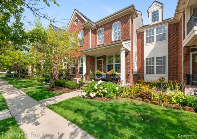 Listing Photo 2 - Condo for sale in building located at 14443 Victoria Dr, Sterling Heights, MI 48313
