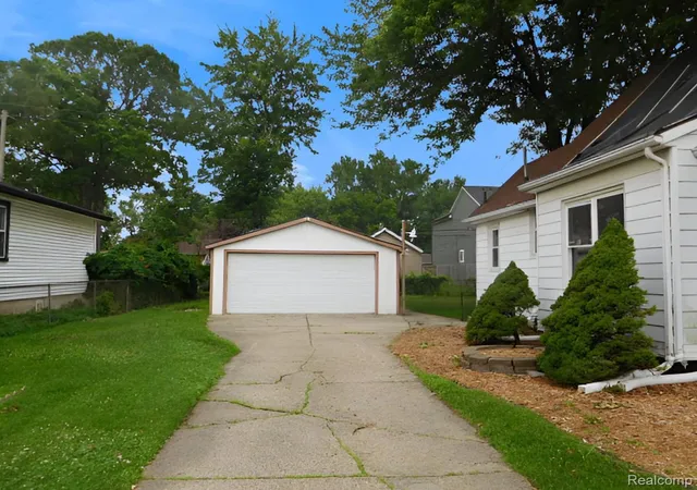 Photo 2 of Single family home for sale at 387 W Maxlow Ave, Hazel Park, MI 48030 | MLS# 20261054477 | Listing updated on 2026-07-29