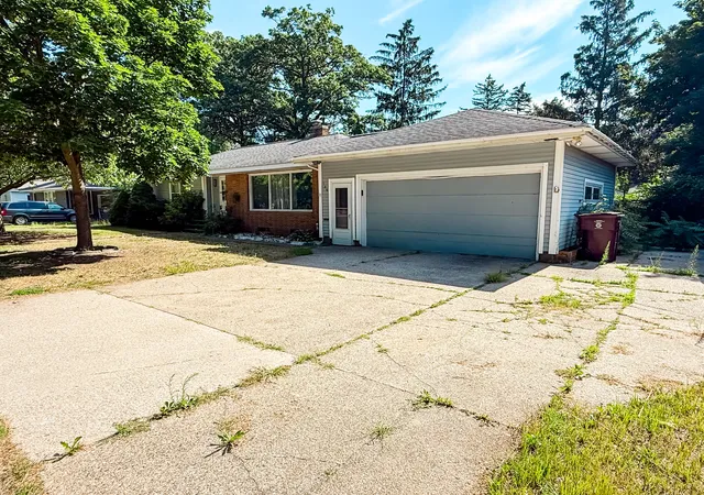 Photo 4 of Single family home for sale at 744 S Quarterline Rd, Muskegon, MI 49442 | MLS# 71026036077 | Listing updated on 2026-09-17