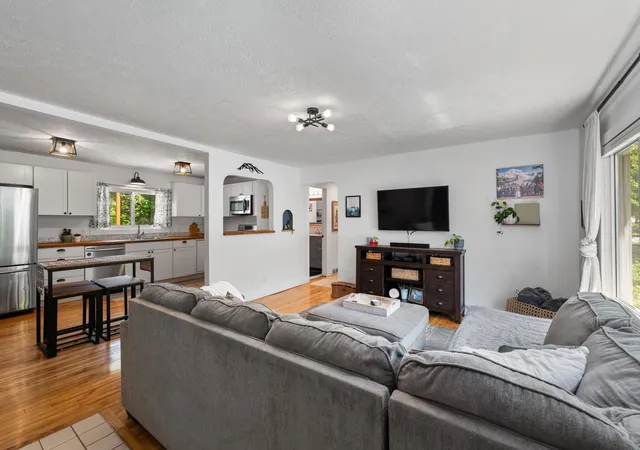 Photo 4 of Single family home for sale at 875 Indian Trl Blvd, Traverse City, MI 49686 | MLS# 78080071100 | Listing updated on 2026-07-18