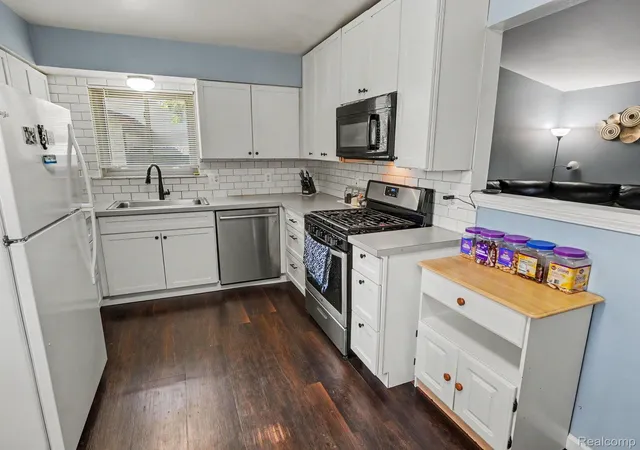3rd image of 1418 Oakview Dr, Canton, MI 48187 | MLS# 20261054535