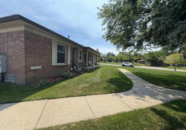 Listing Photo 2 - Condo for sale in building located at 49116 Conway Ct, Shelby Township, MI 48315