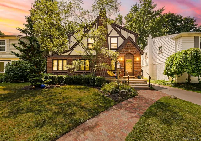 Photo 2 of Single family home for sale at 321 Aqua Ct, Royal Oak, MI 48073 | MLS# 20261054560 | Listing updated on 2026-08-30