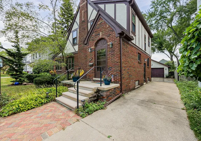 Photo 2 of Single family home for sale at 321 Aqua Ct, Royal Oak, MI 48073 | MLS# 20261054560 | Listing updated on 2026-08-30