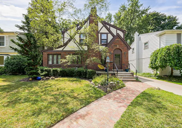 Photo 4 of Single family home for sale at 321 Aqua Ct, Royal Oak, MI 48073 | MLS# 20261054560 | Listing updated on 2026-08-30