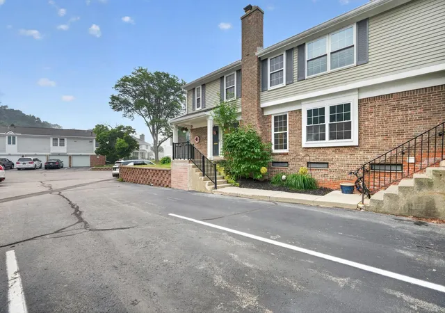 Listing Photo 2 - Condo for sale in building located at 21344 E Gln Hvn Cir, Northville, MI 48167 - Unit #