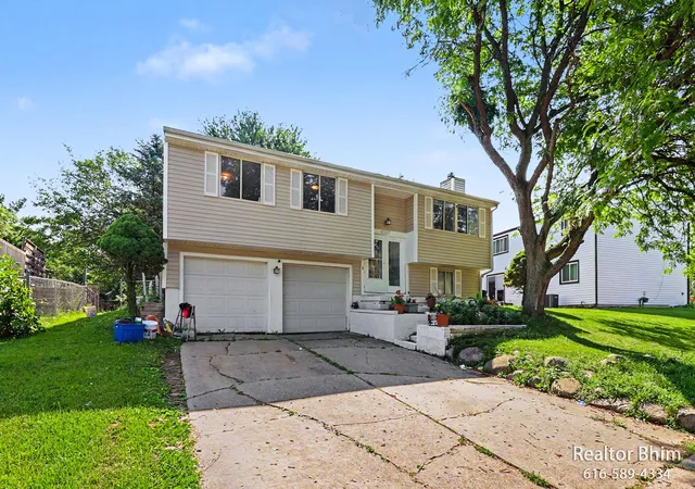 Photo 3 of Single family home for sale at 6007 Rockingham Dr, Lansing, MI 48911 | MLS# 65026036124 | Listing updated on 2026-09-17