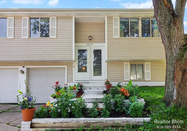 Photo 4 of Single family home for sale at 6007 Rockingham Dr, Lansing, MI 48911 | MLS# 65026036124 | Listing updated on 2026-09-17
