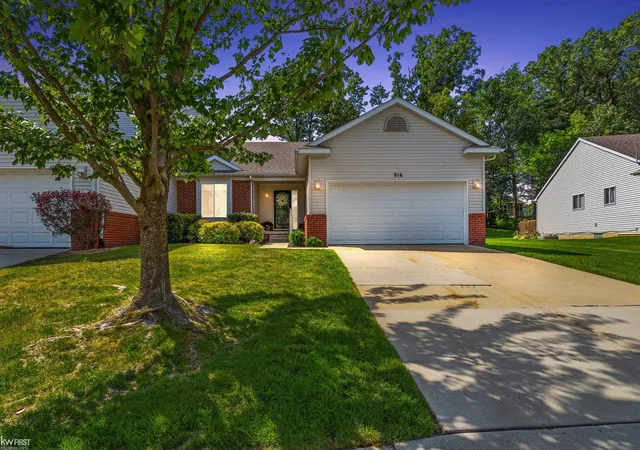 Photo 1 of Condo for sale at 916 Spirea Dr, Howell, MI 48843 | MLS# 5050214999 | Listing updated on 2026-09-03
