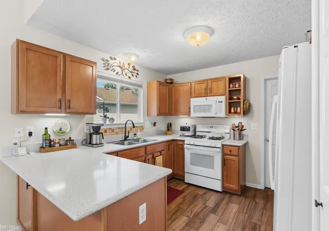 Listing Photo 4 - Condo for sale in building located at 916 Spirea Dr, Howell, MI 48843