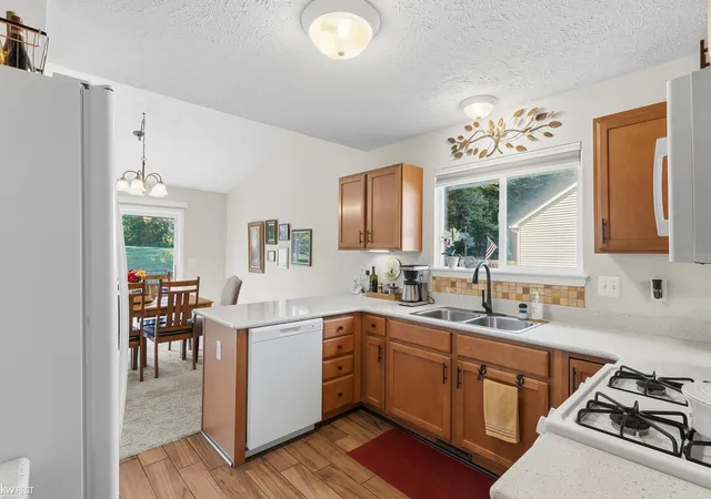 Listing Photo 5 - Condo for sale in building located at 916 Spirea Dr, Howell, MI 48843