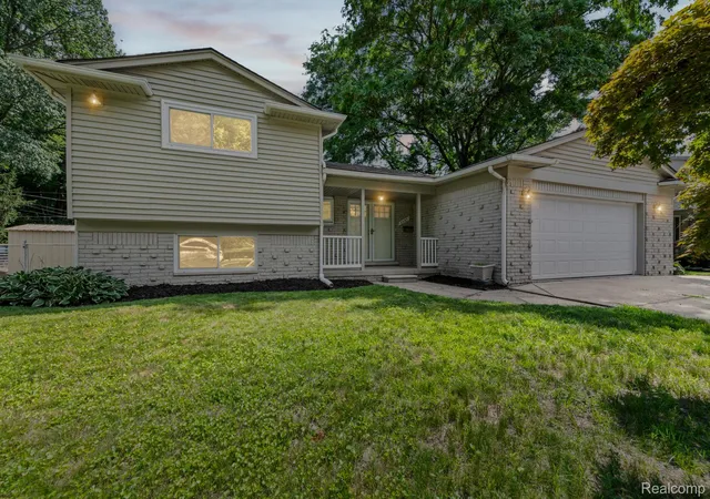 Photo 2 of Single family home for sale at 33165 Maplenut St, Farmington, MI 48336 | MLS# 20261054600 | Listing updated on 2026-08-30