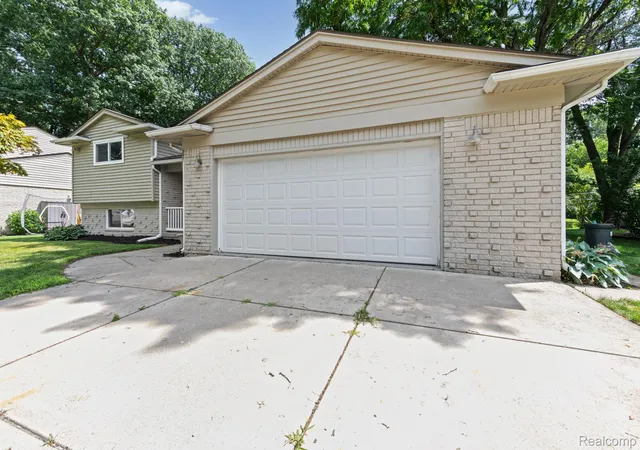 Photo 3 of Single family home for sale at 33165 Maplenut St, Farmington, MI 48336 | MLS# 20261054600 | Listing updated on 2026-09-19