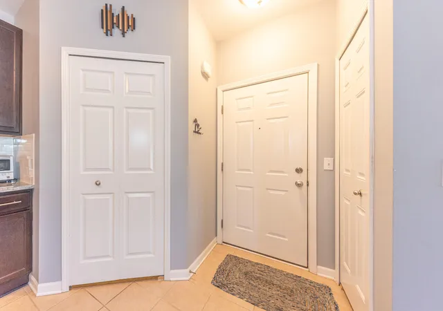 Listing Photo 4 - Condo for sale in building located at 1042 W Summerfield Gln Cir, Ann Arbor, MI 48103