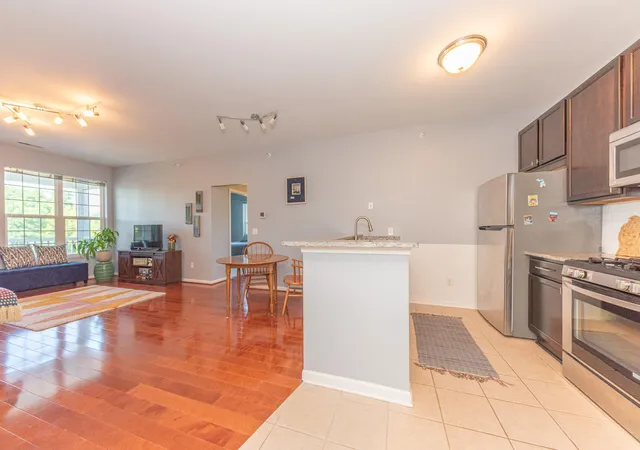 Listing Photo 5 - Condo for sale in building located at 1042 W Summerfield Gln Cir, Ann Arbor, MI 48103