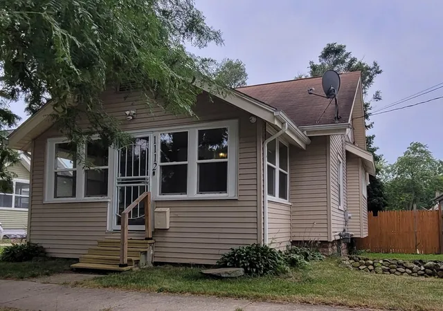 Photo 2 of Single family home for sale at 1112 Woodsum St, Jackson, MI 49203 | MLS# 55026036151 | Listing updated on 2026-09-02