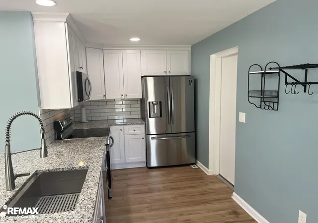 Listing Photo 4 - Condo for sale in building located at 3130 Pinegate Dr, Flushing, MI 48433