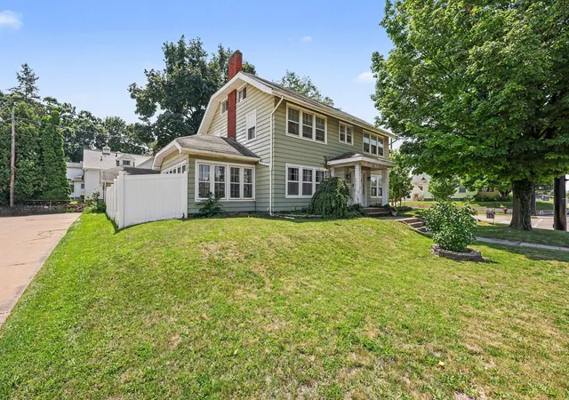 Photo 2 of Single family home for sale at 1115 W Michigan Ave, Jackson, MI 49202 | MLS# 55026036179 | Listing updated on 2026-09-08
