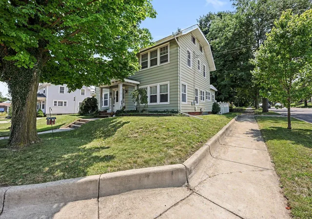 Photo 3 of Single family home for sale at 1115 W Michigan Ave, Jackson, MI 49202 | MLS# 55026036179 | Listing updated on 2026-09-08