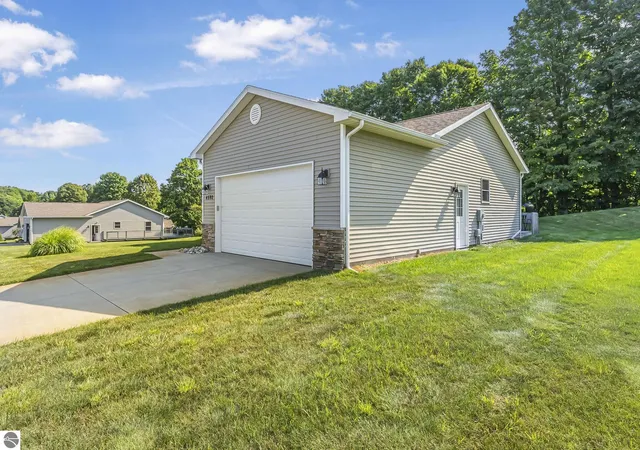 3rd image of 4592 Fairway Dr, Traverse City, MI 49685 | MLS# 78080071118