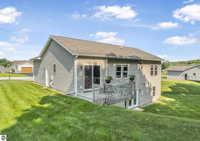 4th image of 4592 Fairway Dr, Traverse City, MI 49685 | MLS# 78080071118