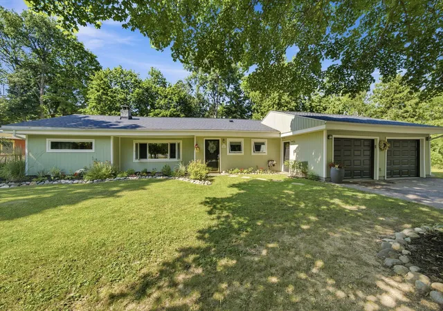 Photo 1 of Single family home for sale at 10581 E Grandview Rd, Traverse City, MI 49684 | MLS# 78080071119 | Listing updated on 2026-09-13