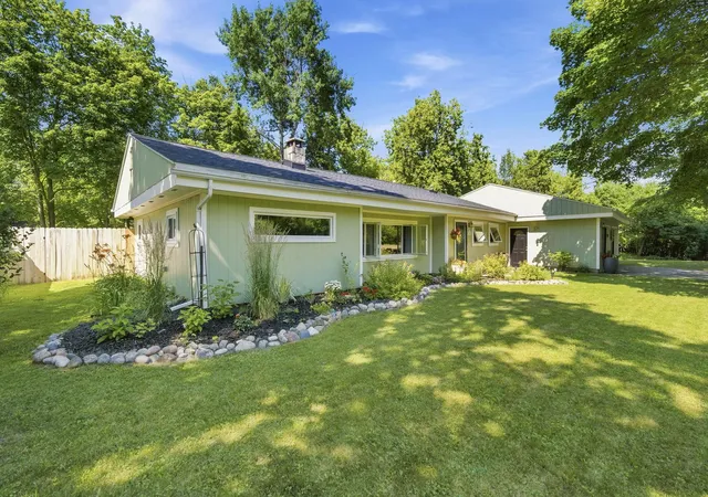 Photo 2 of Single family home for sale at 10581 E Grandview Rd, Traverse City, MI 49684 | MLS# 78080071119 | Listing updated on 2026-09-13