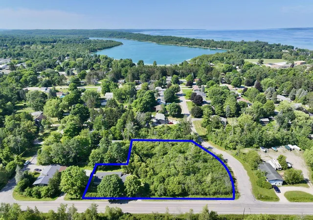 Photo 3 of Single family home for sale at 10581 E Grandview Rd, Traverse City, MI 49684 | MLS# 78080071119 | Listing updated on 2026-09-13