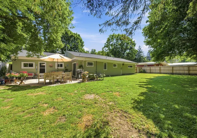 Photo 4 of Single family home for sale at 10581 E Grandview Rd, Traverse City, MI 49684 | MLS# 78080071119 | Listing updated on 2026-09-13