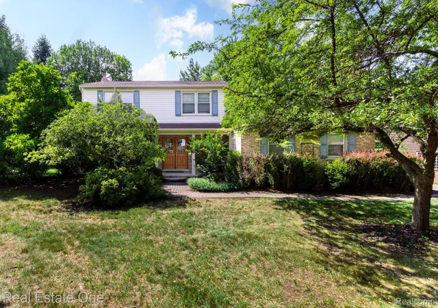 Photo 1 of Single family home for sale at 6011 Walker Dr, Troy, MI 48085 | MLS# 20261054677 | Listing updated on 2026-08-30