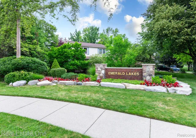 Photo 2 of Single family home for sale at 6011 Walker Dr, Troy, MI 48085 | MLS# 20261054677 | Listing updated on 2026-08-30